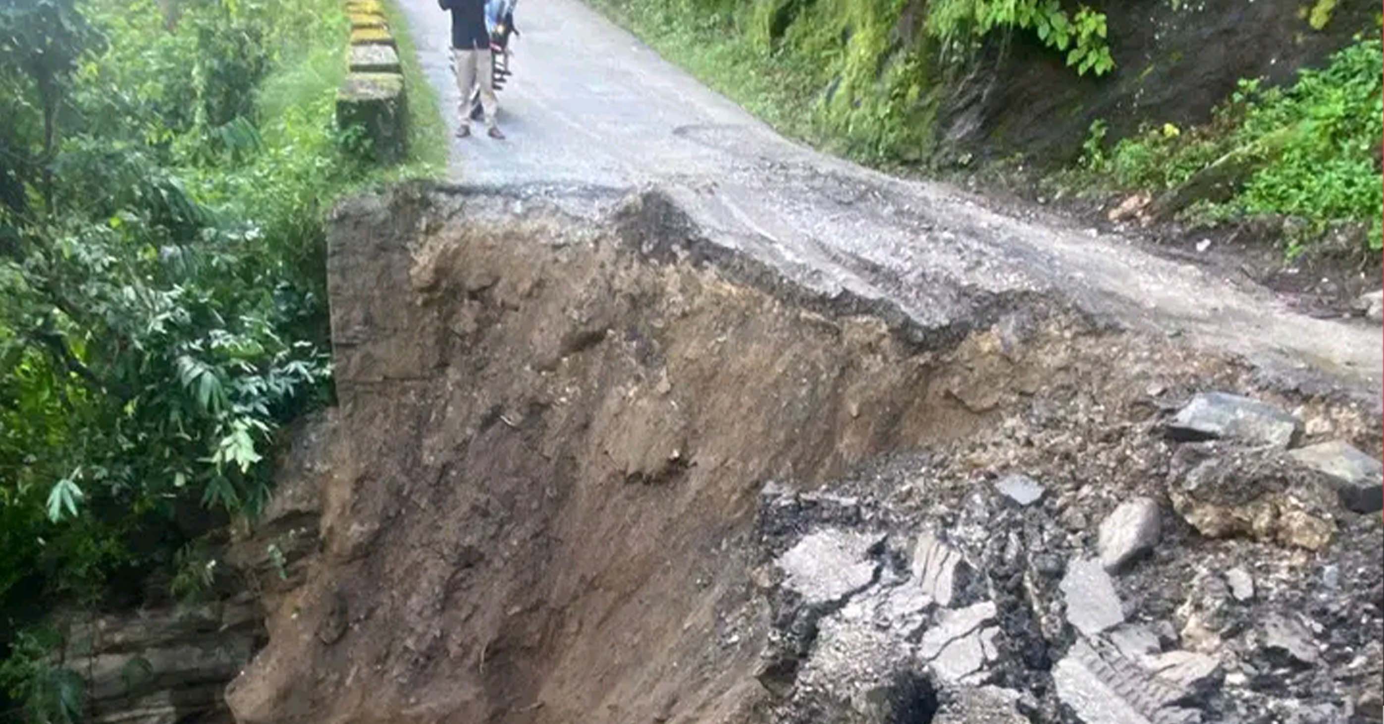 सडक भासिएपछि कर्णाली राजमार्ग अवरुद्ध