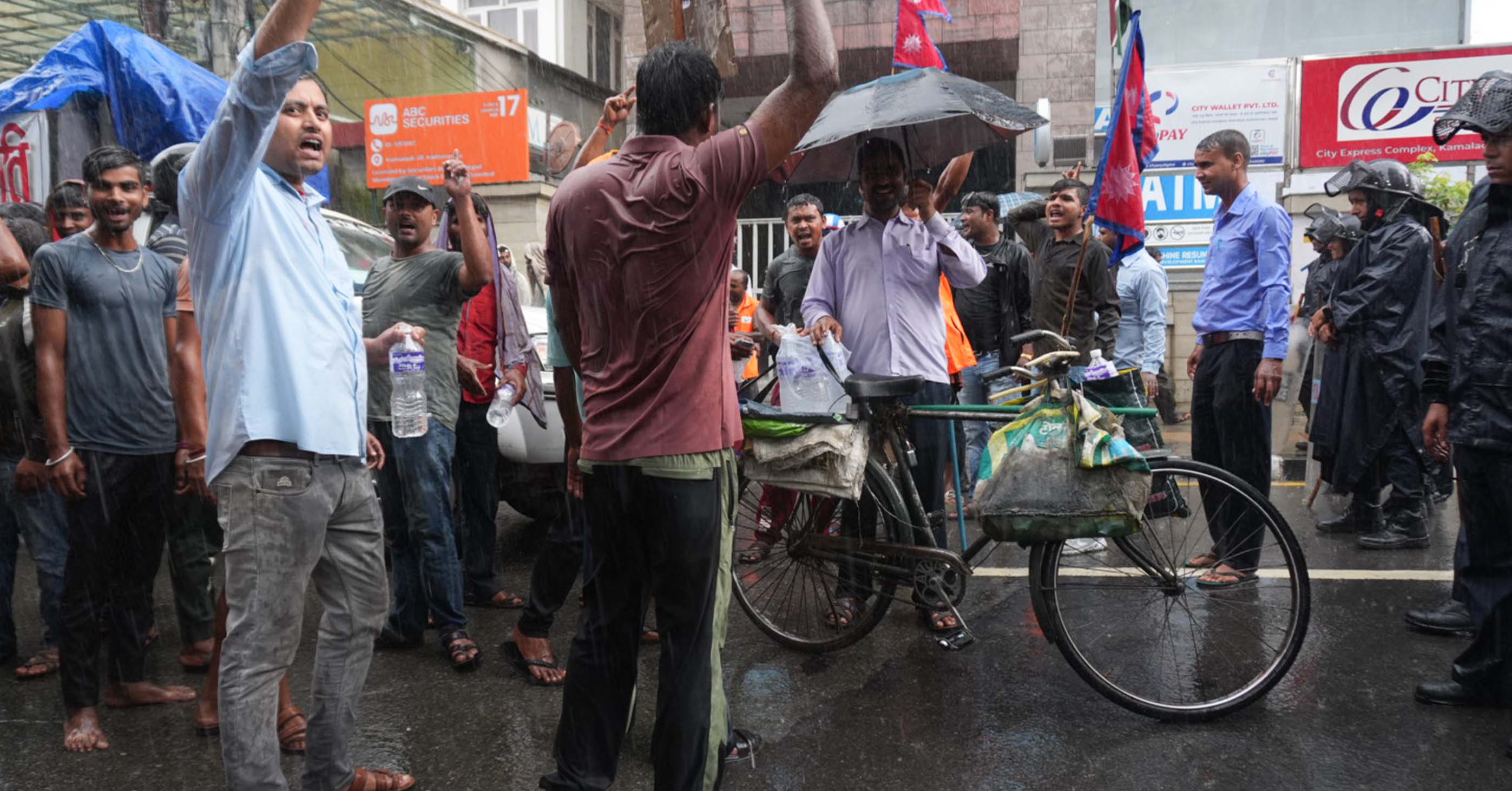 आन्दोलनको तेस्रोदिनः झरीमा रुझ्दै महानगर पुगे कवाड व्यवसायी (तस्विरहरु)