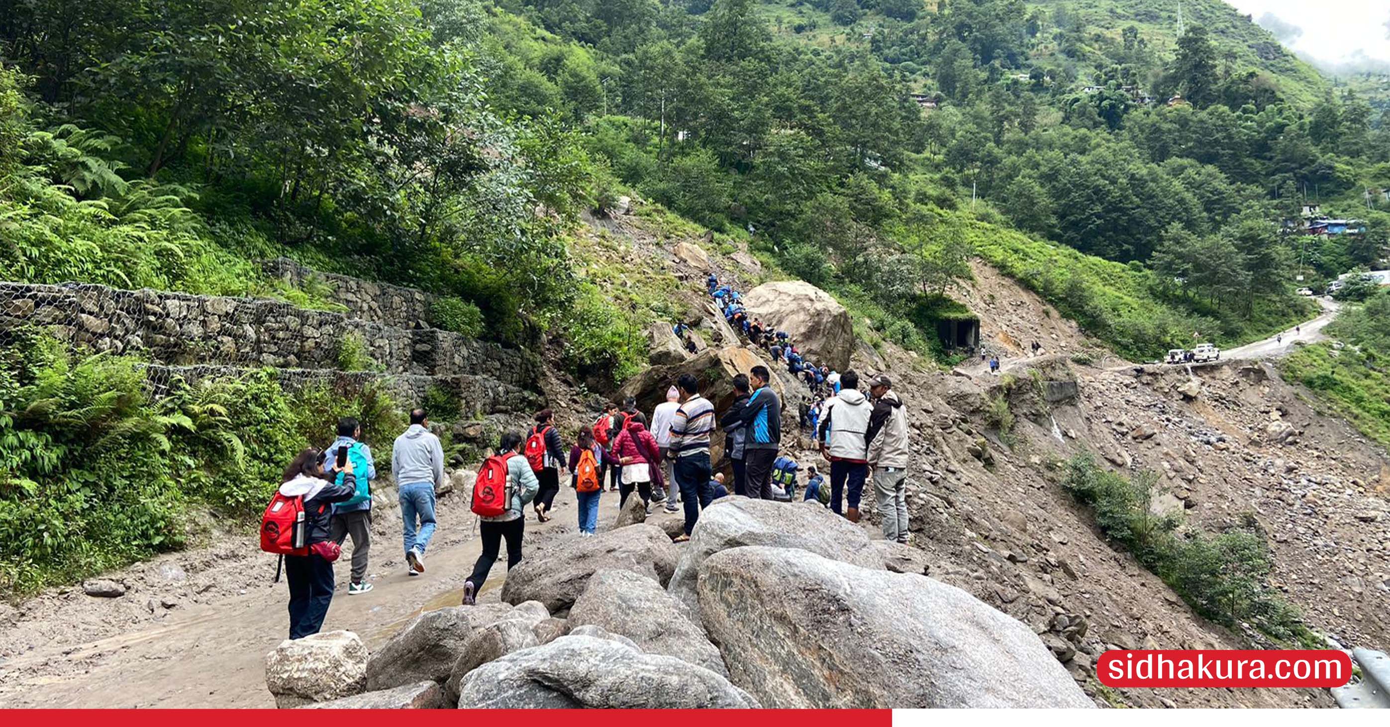 पहिरोले कोदारी राजमार्ग अवरुद्धः छ सय ‘कन्टेनर’ सीमापारि