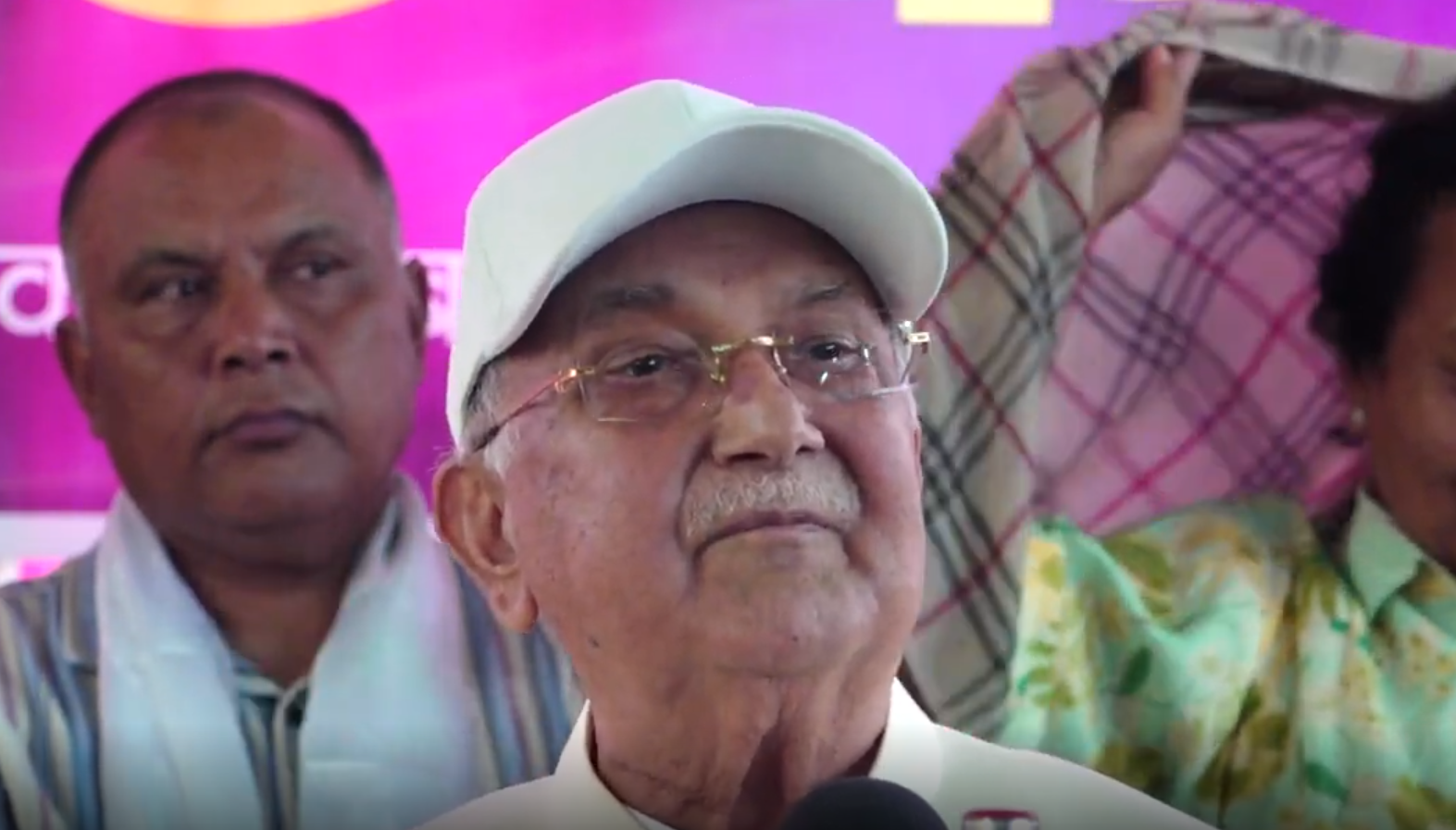 केही अवाराहरू पार्टी अफिसको क्यान्टिनमा चियासमोसा खाँदै मलाई हटाउन लागेका छन् : ओली