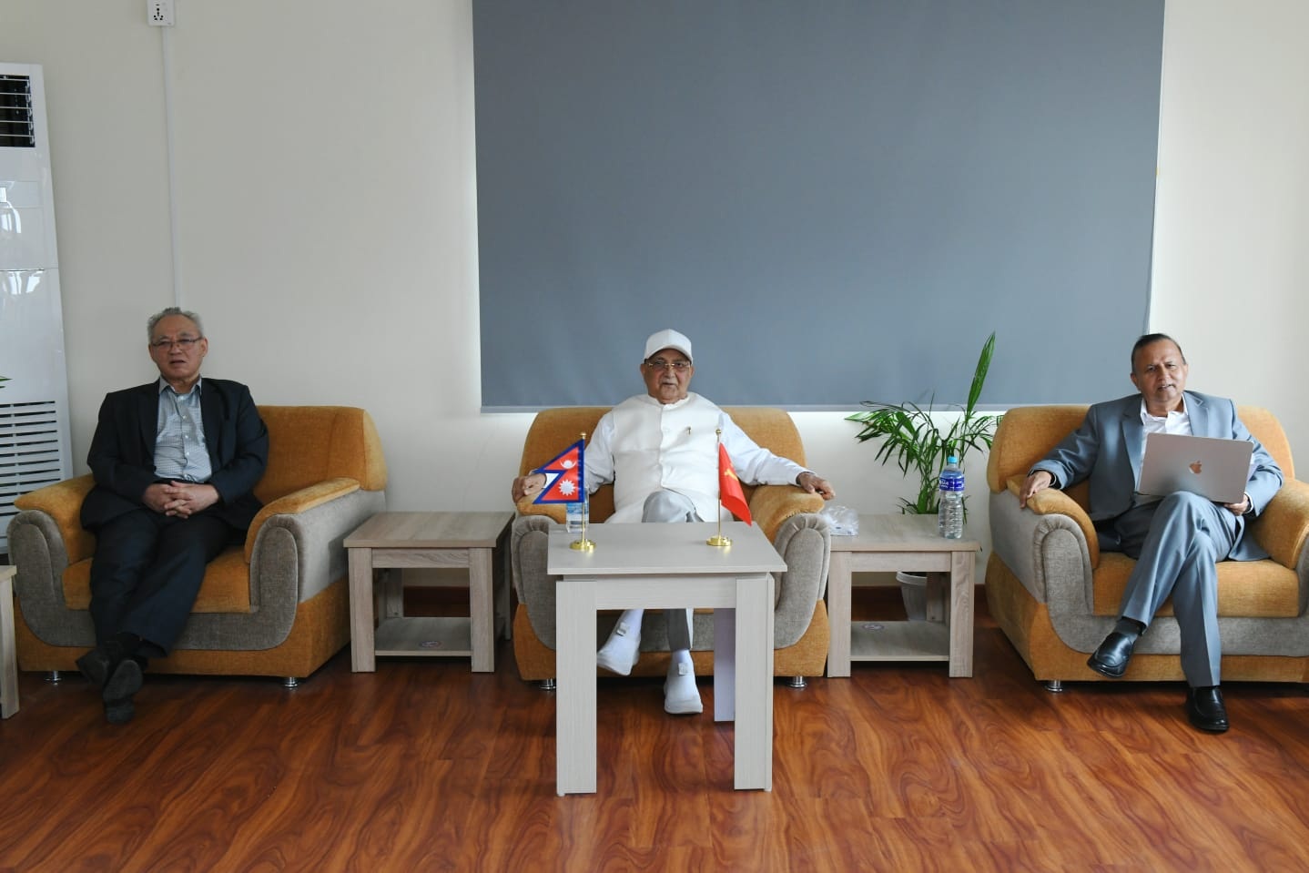 ओली नेतृत्वमा रहने वा नरहने निष्कर्ष निकाल्ने जिम्मा बादल र शंकर पोखरेललाई