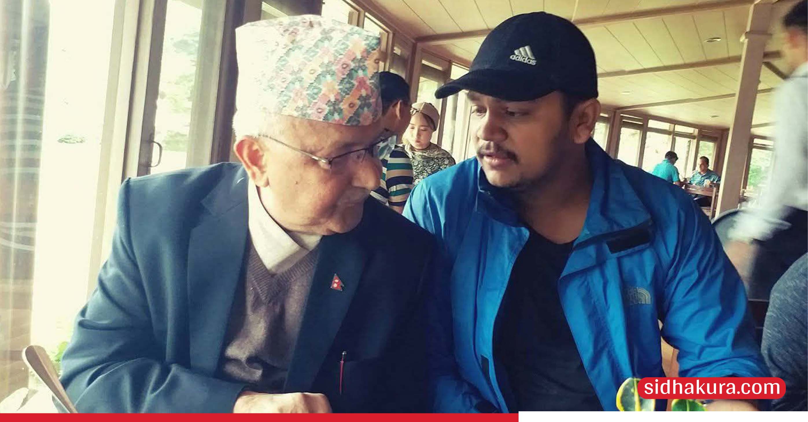 प्रधानमन्त्री तथा नेकपा एमालेका अध्यक्ष केपी शर्मा ओलीसँग प्रकाश पौडेल 
