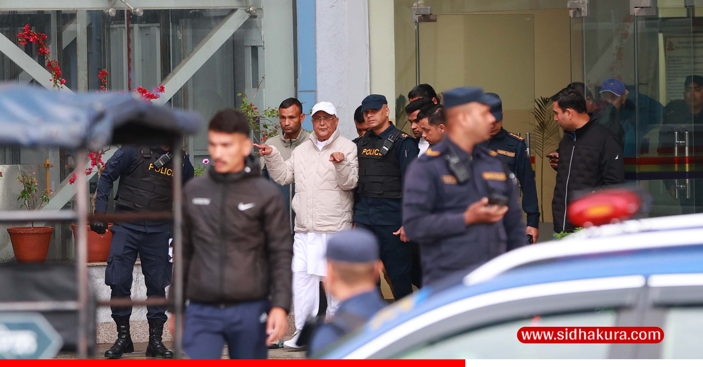 पूर्व प्रधानमन्त्री ओलीकाे स्वास्थ्य परीक्षणका लागि अस्पताल लगियो (तस्विरहरु)