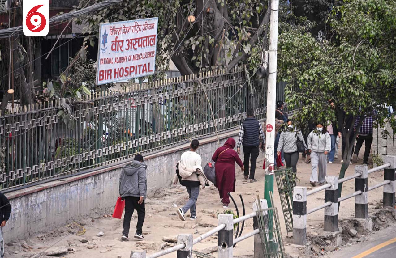 वीर अस्पतालदेखि जमलसम्मको फुटपाथमा धराप