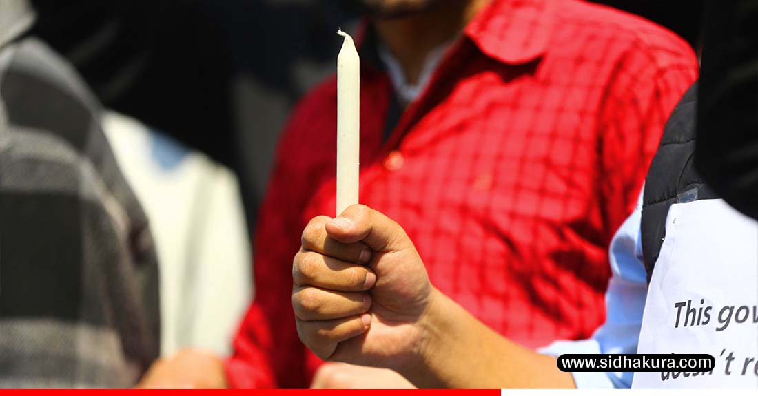 कुलमान घिसिङलाई हटाइएको विरोधमा हातमा मैनबत्ति लिएर  प्रदर्शन (तस्विरहरु)