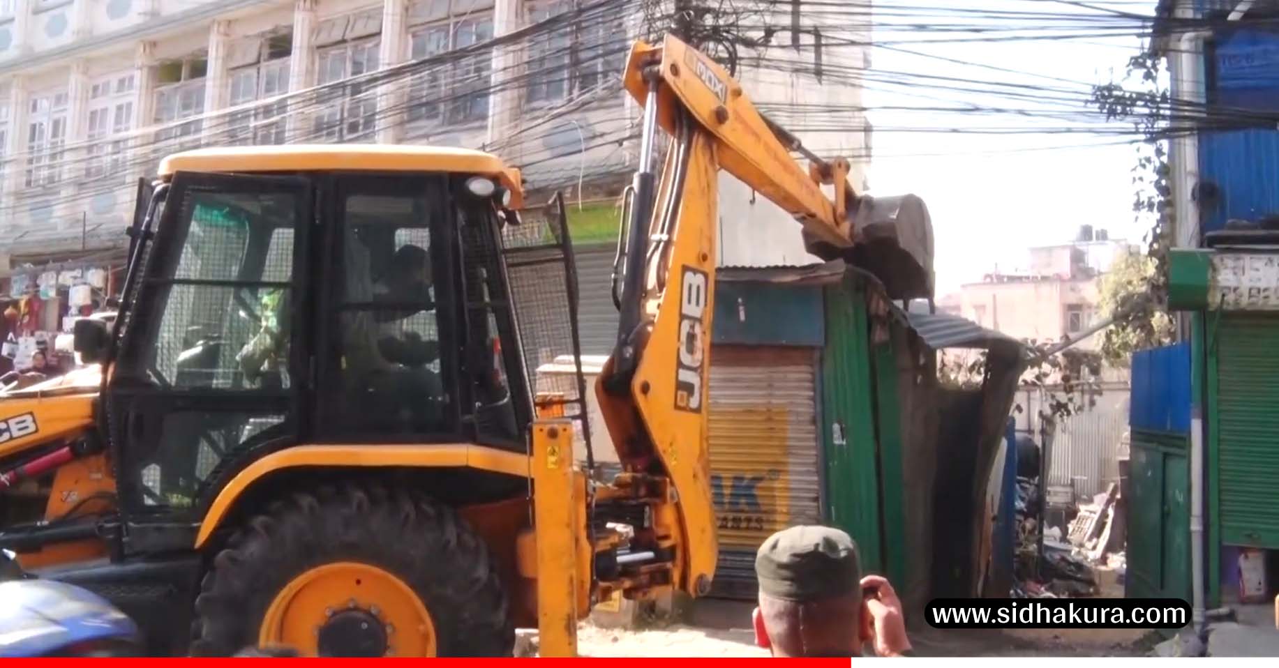 रानीवारी क्षेत्रमा रहेको कवाडी संकलन केन्द्रमा महानगरको डोजर