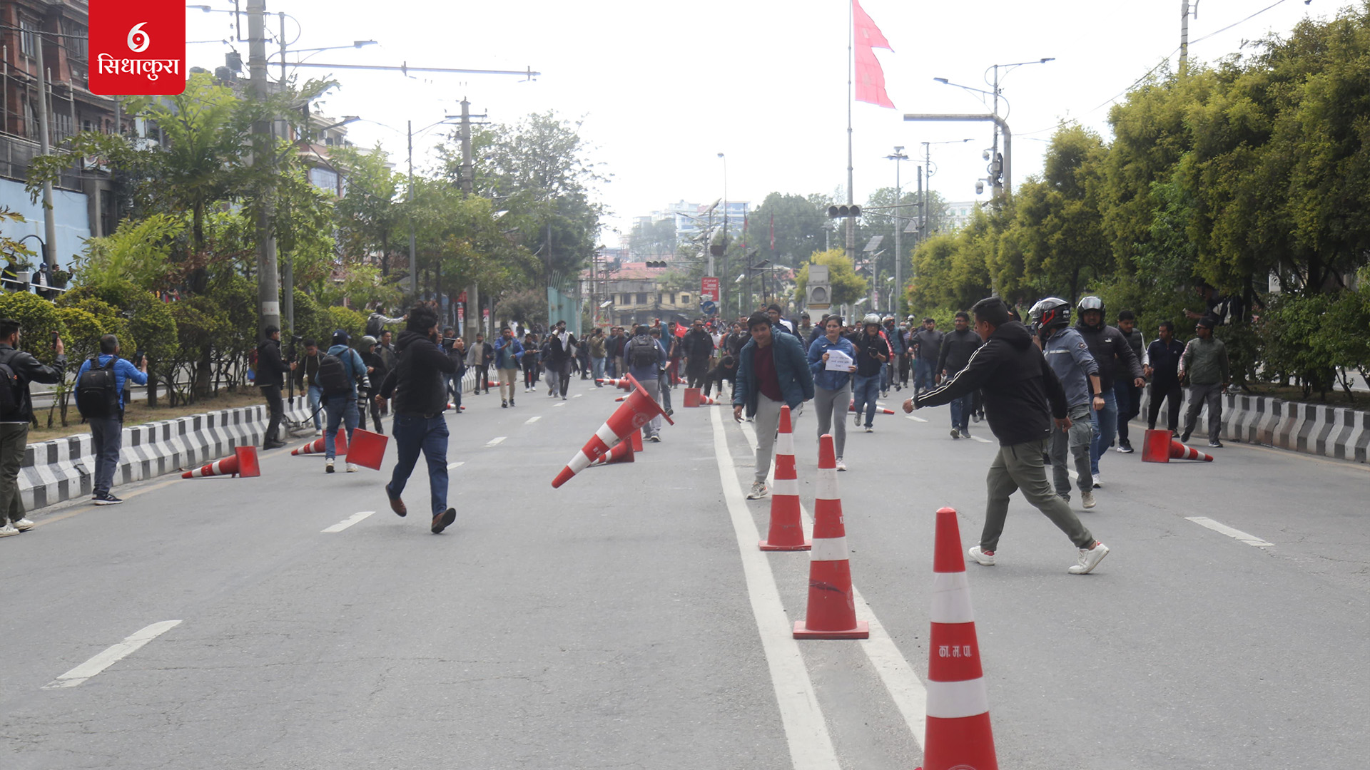 तनावग्रस्त बन्यो माइतिघर क्षेत्र, प्रहरी र एमाले कार्यकर्ताबिच झडप (तस्बिरहरु)