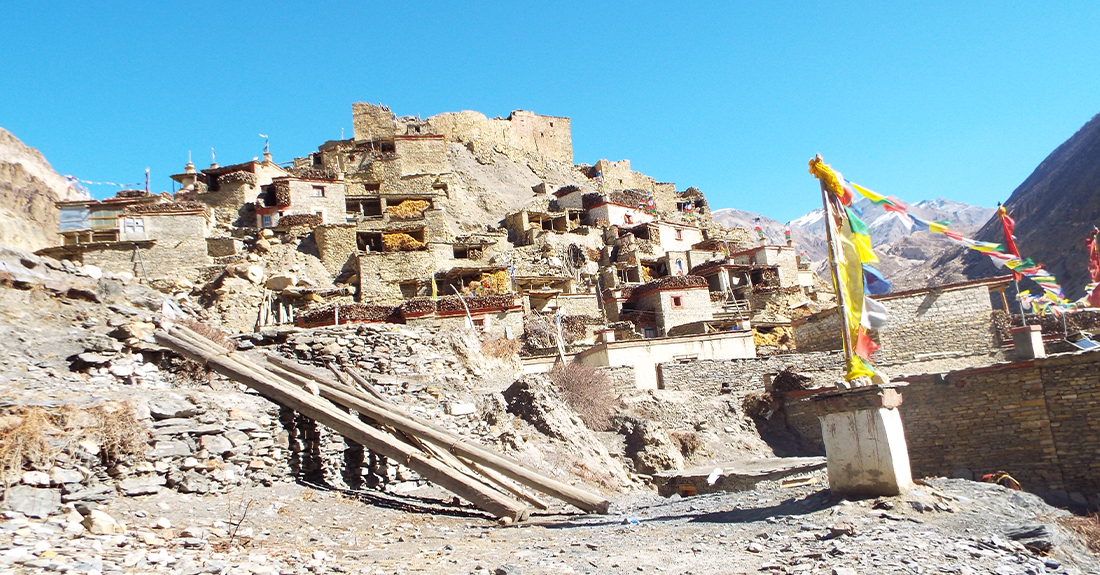 बर्खा लाग्यो: डरै डरमा मनाङका माटाका घर