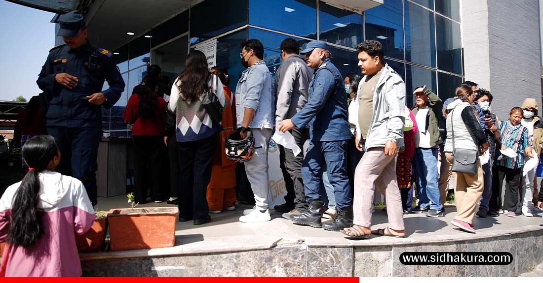 जिल्ला निर्वाचन कार्यालय काठमाडौंमा मतदाता नामावलीमा नाम दर्ता गराउँदै गरेका सर्वसाधारण(तस्बिरहरु)