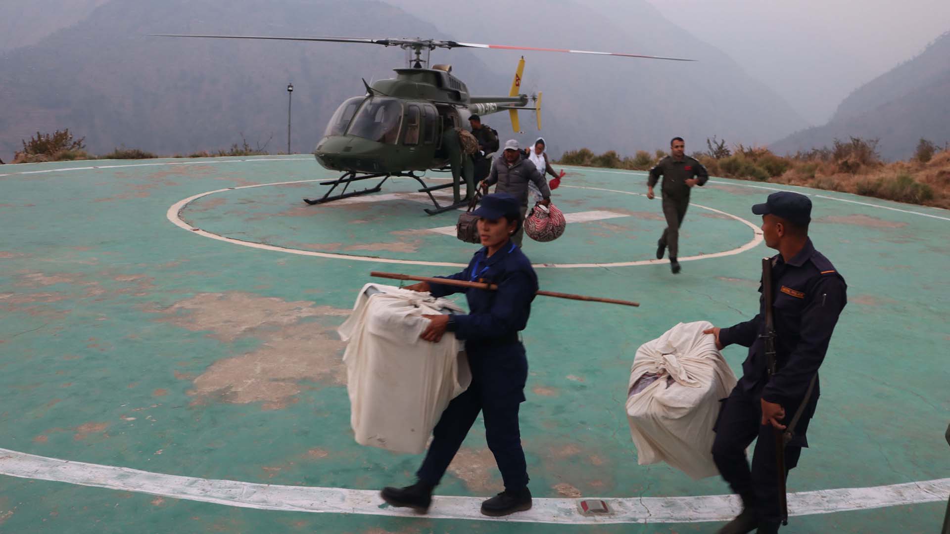 आठ जिल्लाको मतपेटिका हेलिकप्टरबाट ढुवानी