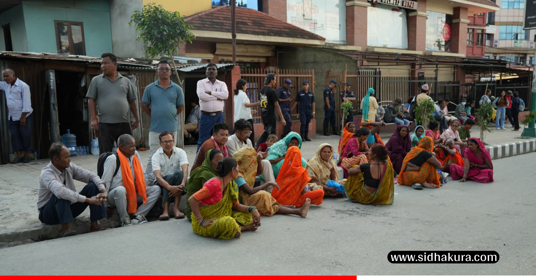 माइतीघरमा धर्ना बसे मिटरब्याज पीडित (तस्विरहरु)