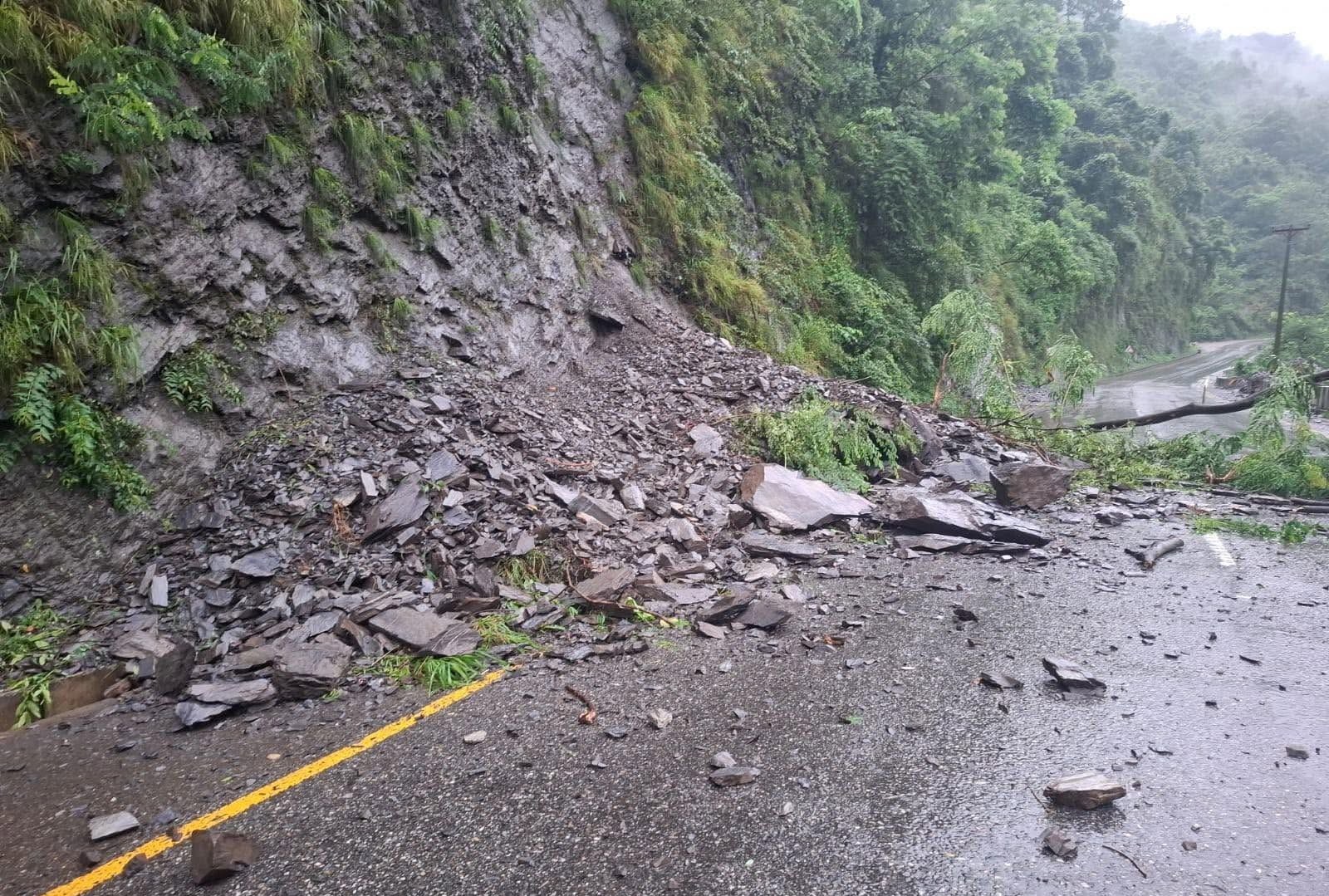 मुग्लिन नारायणगढ सडकको पहिरो हटाइयो, सवारी आवागमन दुईतर्फी संचालनमा