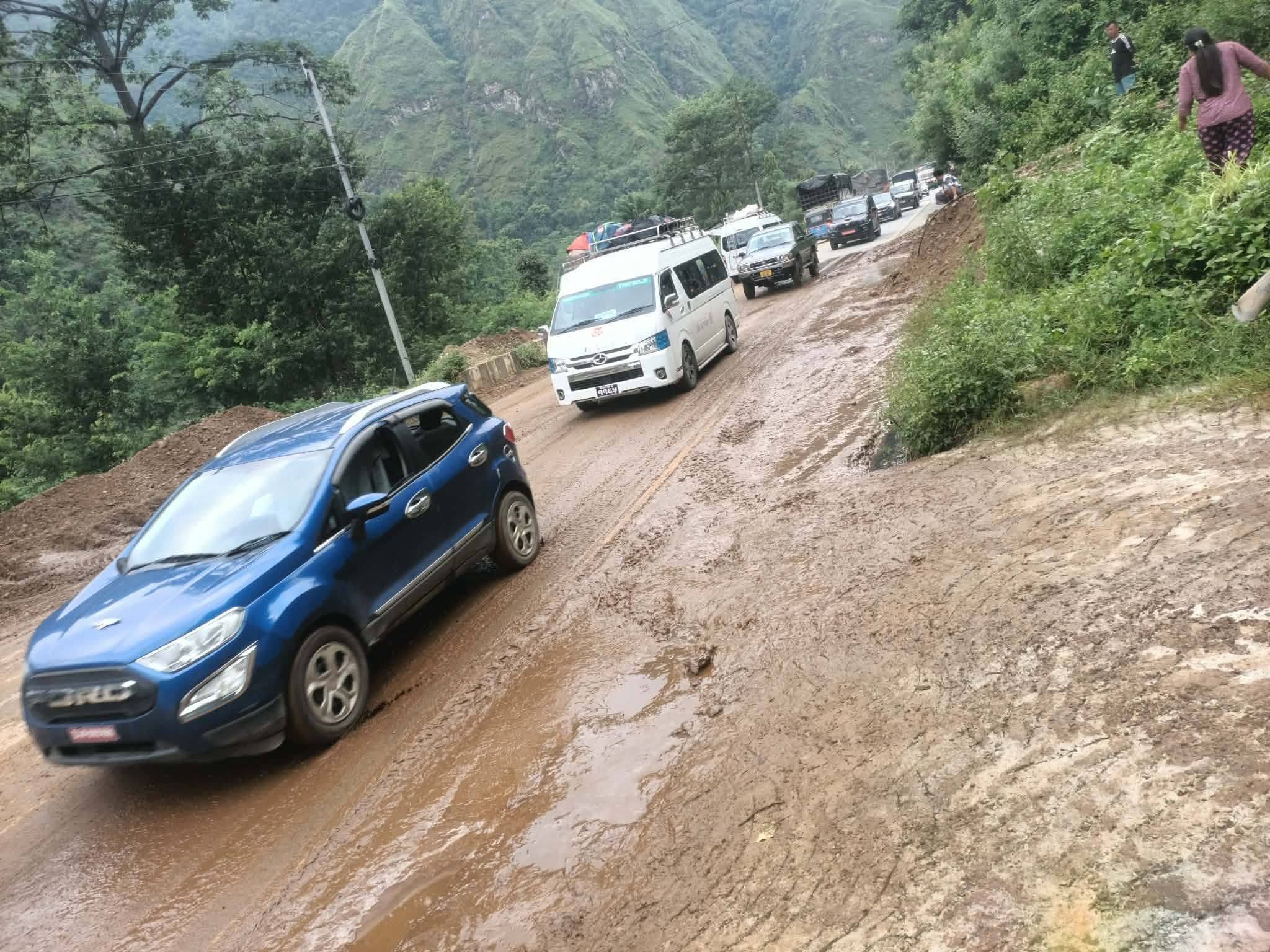 मुग्लिन नारायणगढ सडकको पहिरो हटाइयो, दुईतर्फी सञ्चालनमा