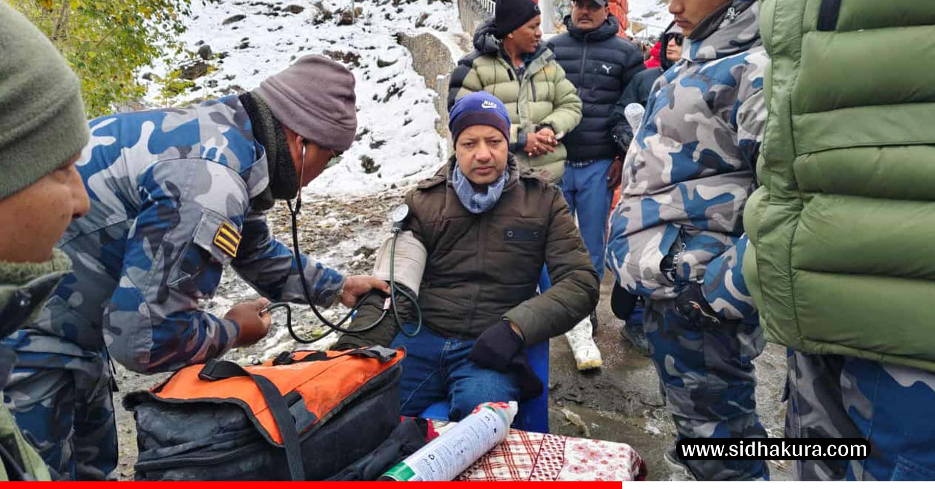 मुस्ताङमा हिमपात र चिसोबाट प्रभावित पर्यटकको उपचारमा खटियो सशस्त्रको टोली