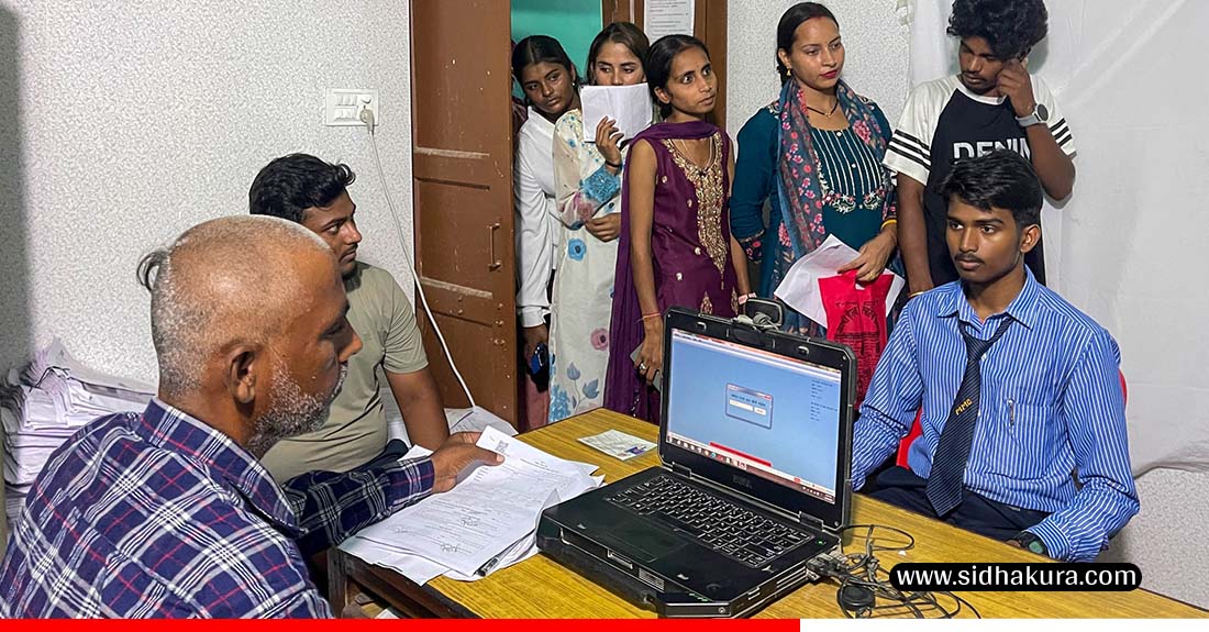 मतदाता नामावली दर्ताका लागि प्रदेश निर्वाचन कार्यालय जनकपुरधाममा सर्वसाधारणको भिड(तस्बिरहरु)