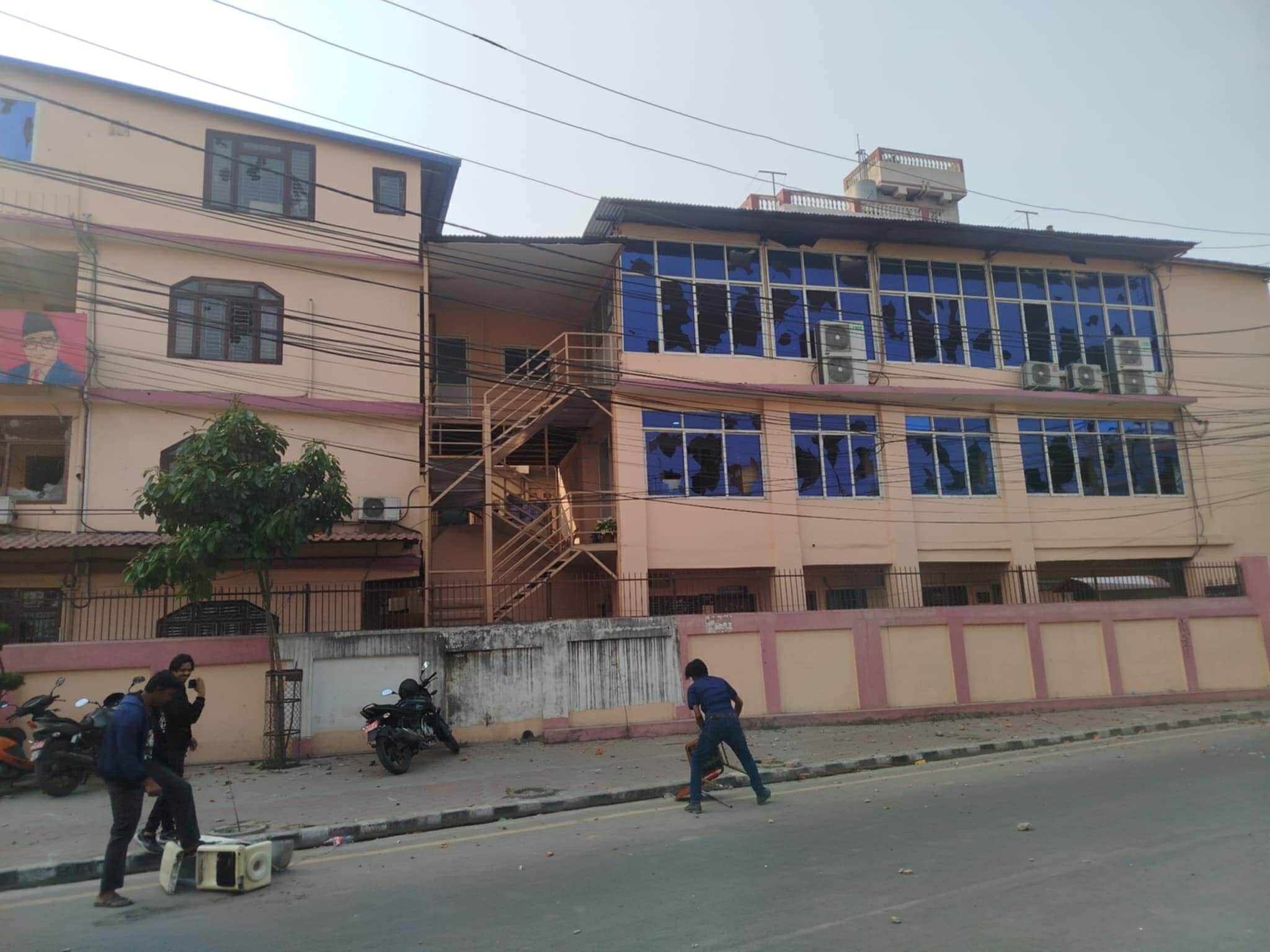 राजावादीद्वारा नेकपा एसको पार्टी कार्यालयमा तोडफोड