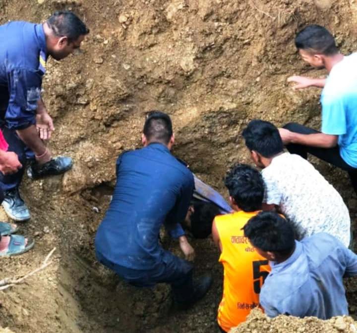 माटोको ढिस्कामा पुरिएका दुईको मृत्यु, एकजनाको उद्धार