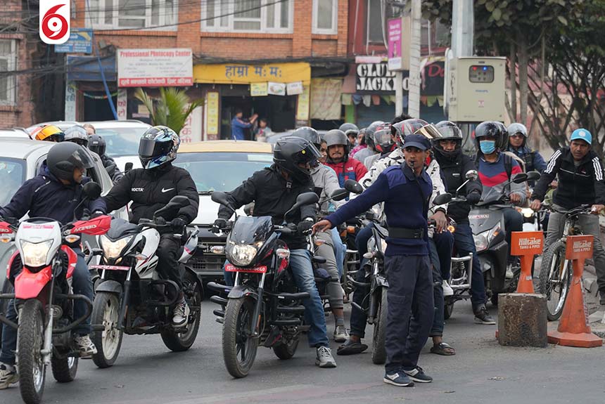 काठमाडौंको ट्राफिक व्यवस्थापनमा निर्वाचन प्रहरी पनि सक्रिय(तस्बिरहरु)