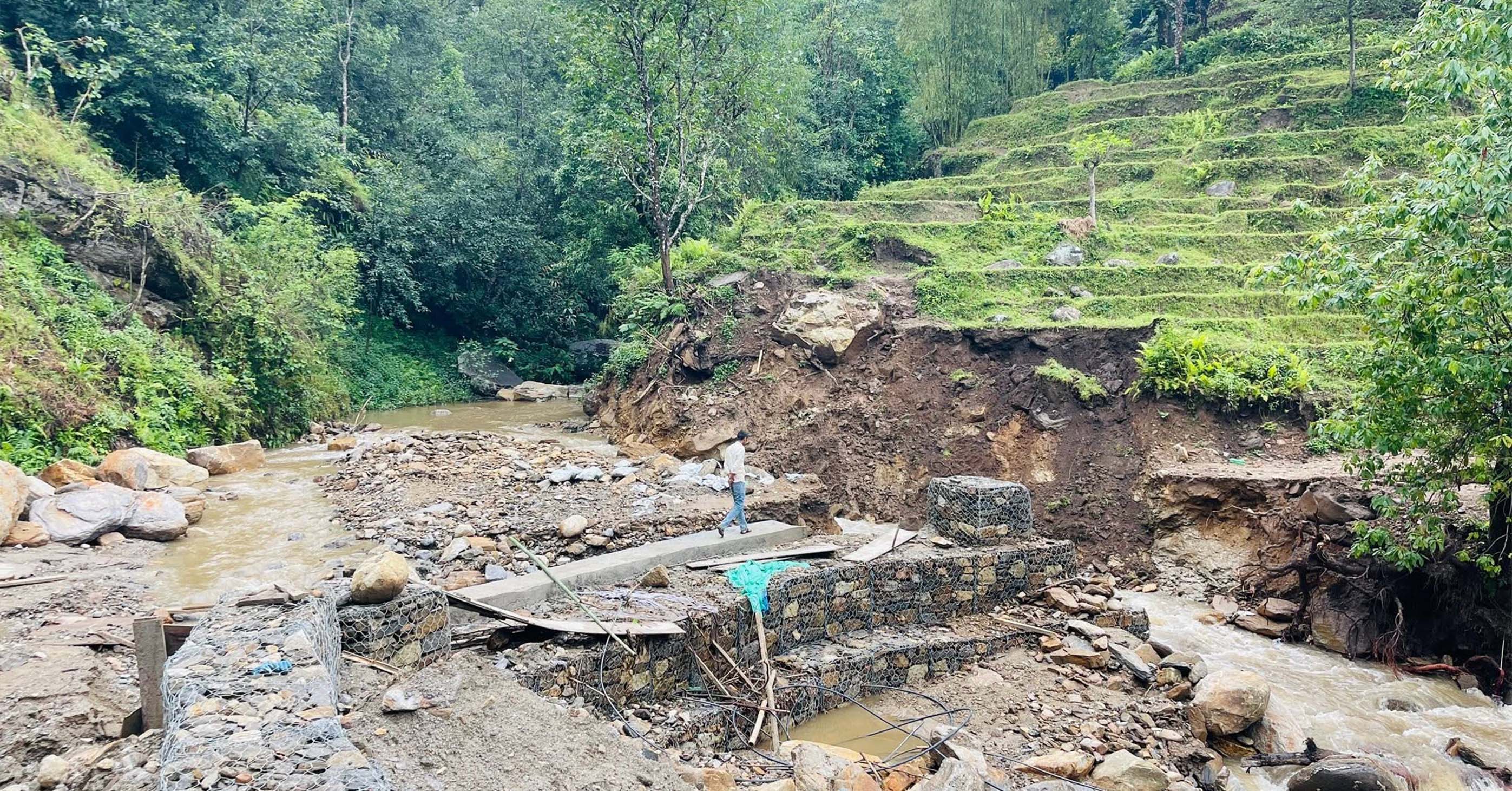 सङ्खुवासभामा पहिरोले पाँचखपन–चैनपुर सडक अवरुद्ध