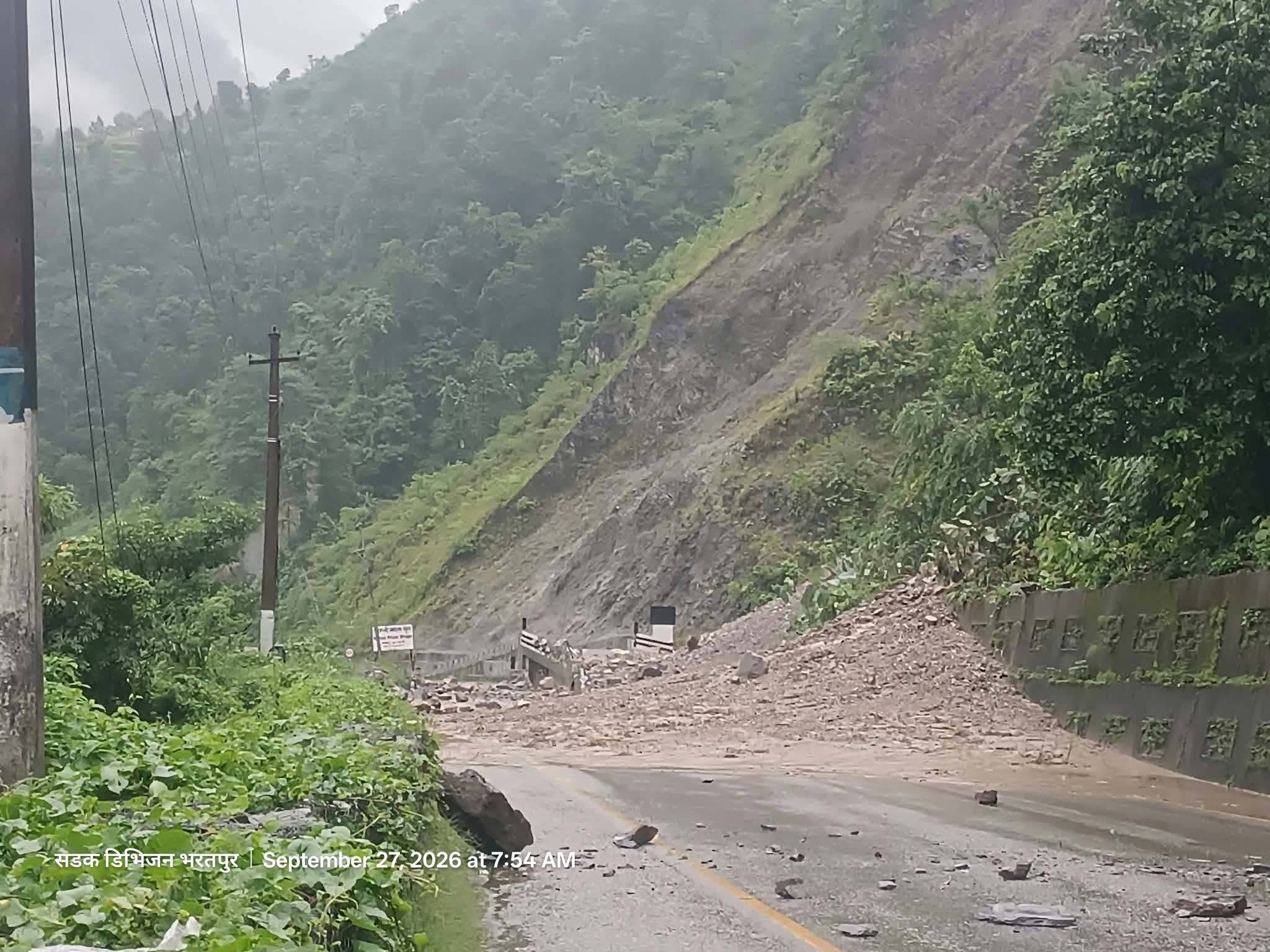 पहिरोले मुग्लिन नारायणगढ सडक अवरुद्ध
