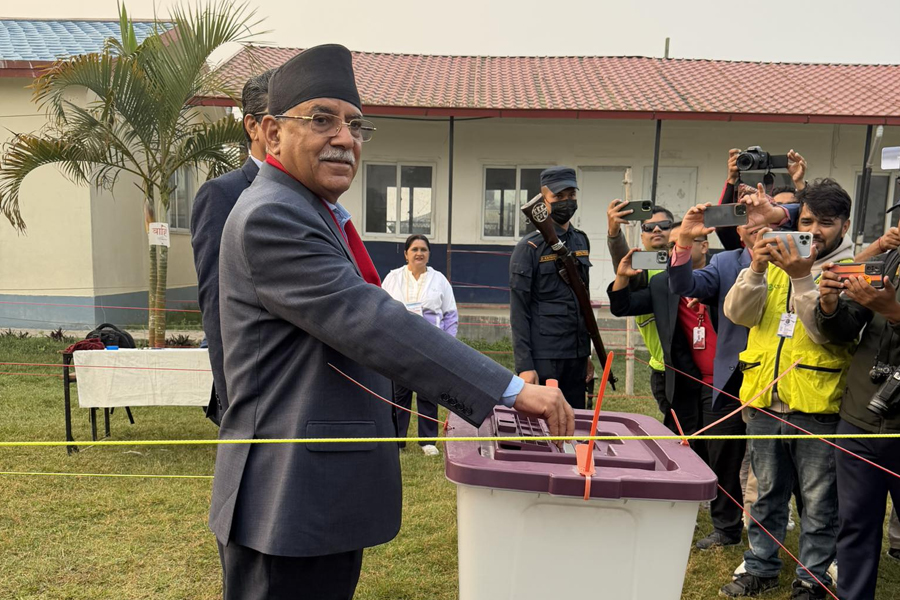 प्रचण्डले चितवनबाट गरे मतदान