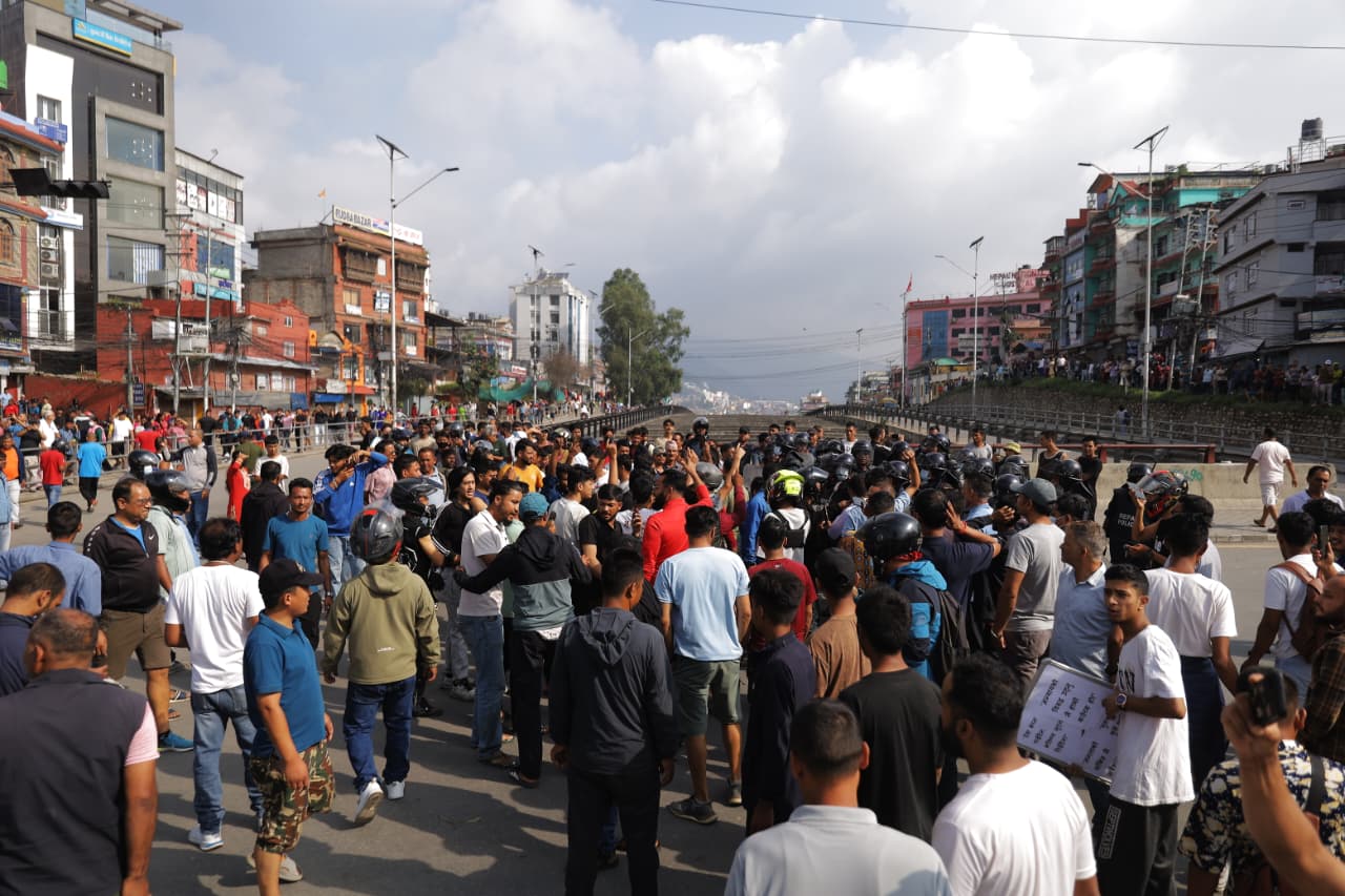कर्फ्यूको तोडेर उपत्यकामा बिहानैबाट प्रदर्शन सुरु