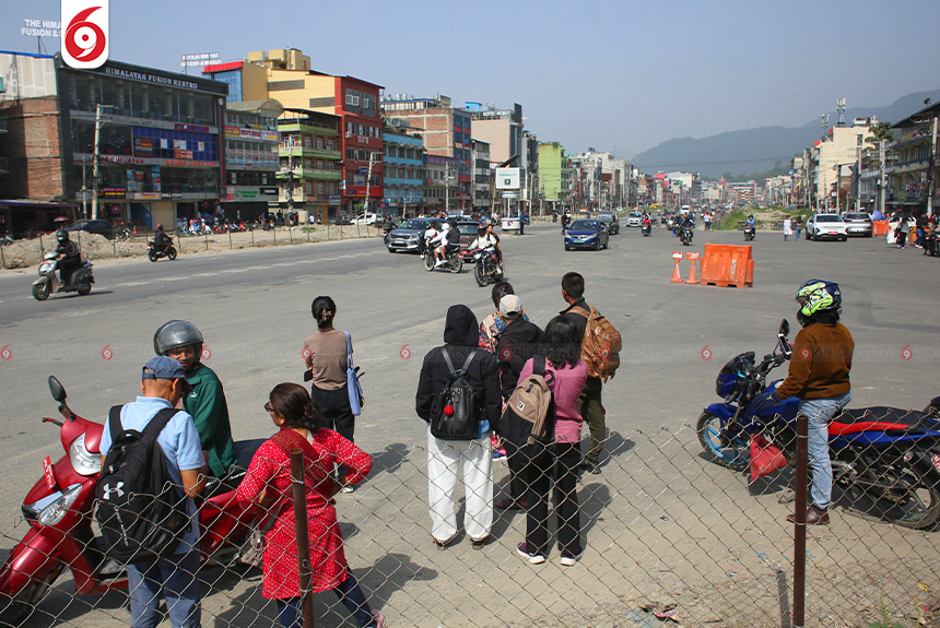 सार्वजनिक यातायात ठप्प भएपछि सर्वसाधारणलाई सास्ती (तस्बिरहरू)