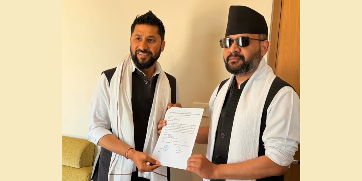 रविको हातबाट बालेनले लिए झापा-५ का लागि 'टिकट '