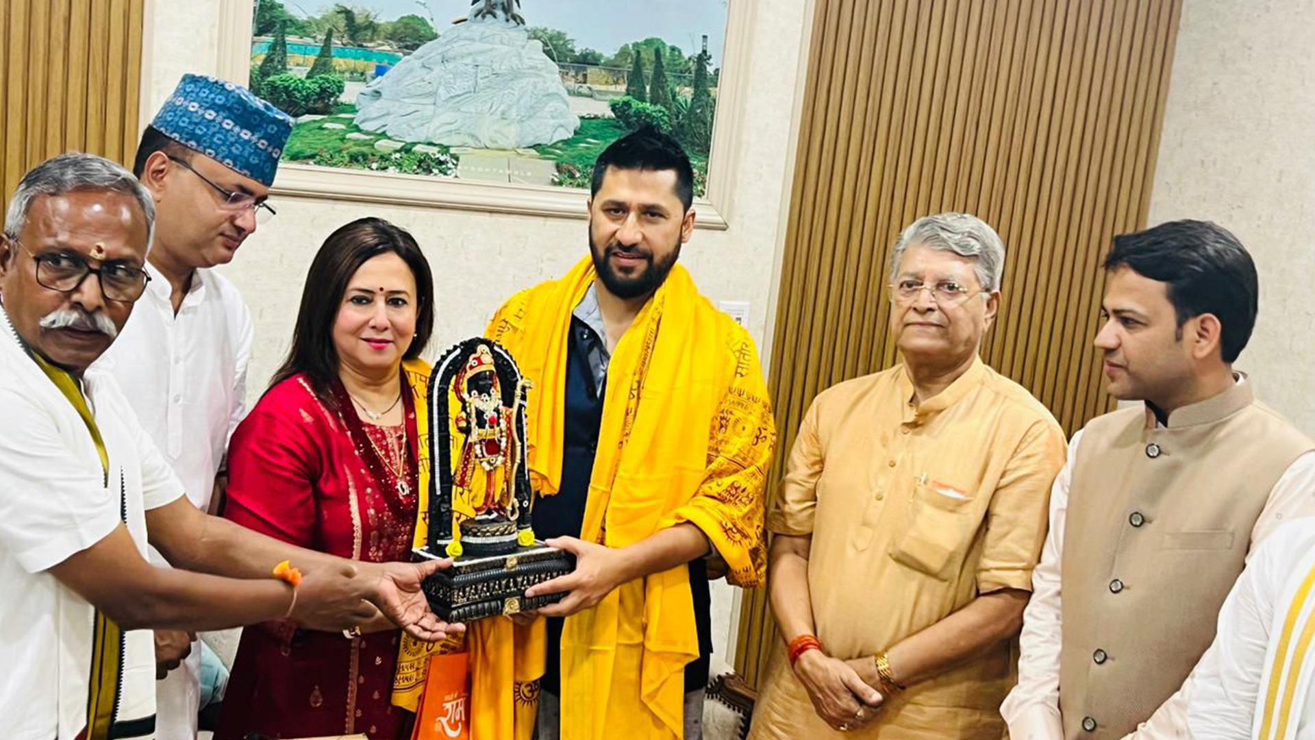 रास्वपा सभापति लामिछानेले गरे अयोध्यास्थित राम मन्दिरको दर्शन