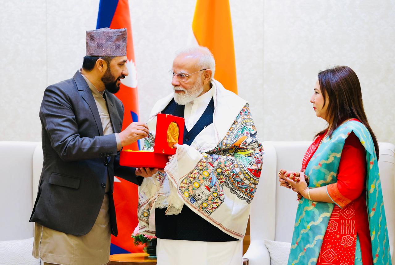 रविले मोदीलाई दिए शालिग्रामदेखि पशुपतिनाथको चन्दनसम्म उपहार, मिथिलाको दोसल्ला ओढाइदिँदा प्रफुल्लित