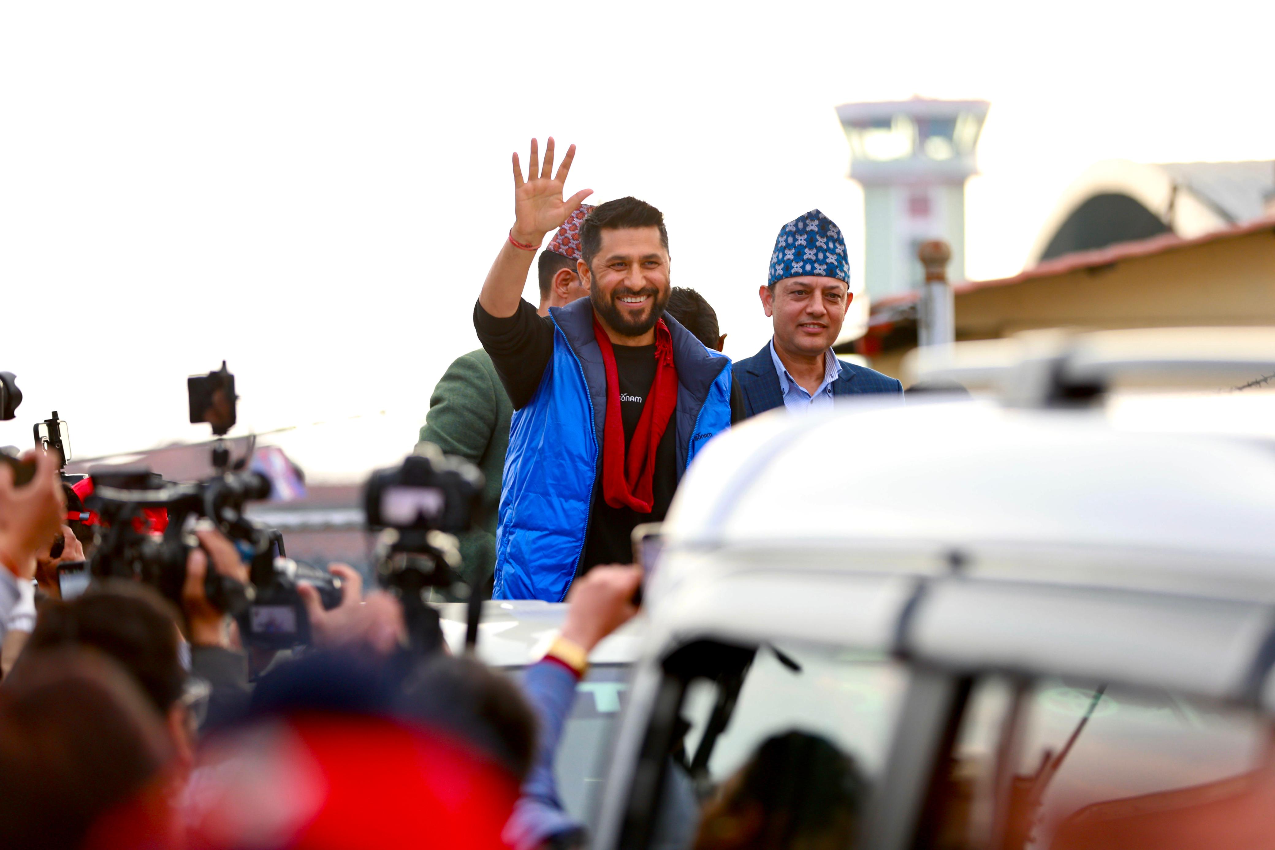 काठमाडौँ आइपुगे रवि, विमानस्थलमा पञ्चेबाजासहित पुगे समर्थक