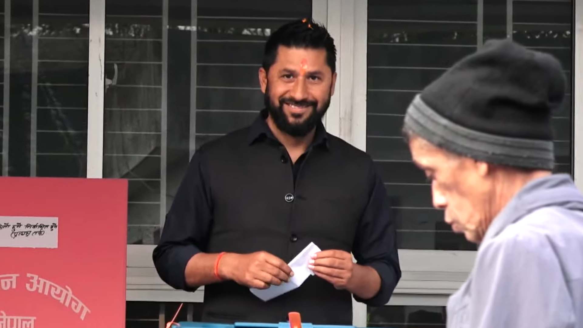 रास्वपा सभापति रवि लामिछानेले महाँकालबाट गरे मतदान