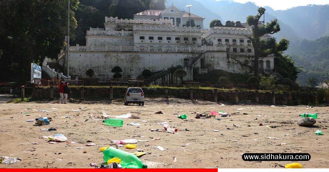 प्रांगणको फोहोर, रंग उडेका भित्ता र लेउले छोपिदै गरेको पाल्पाको रानीमहल(तस्बिरहरु)