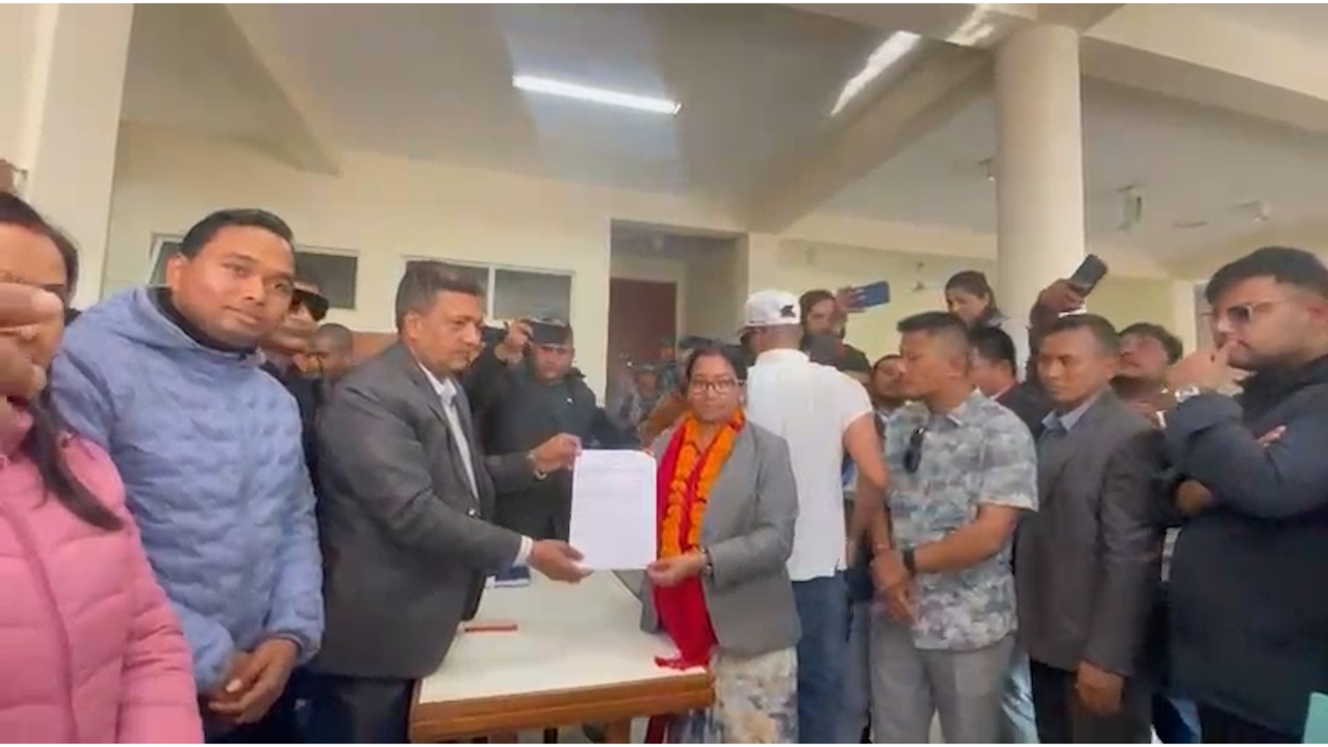 चितवन ३ बाट नेकपाकी रेणु दाहालले दर्ता गरिन मनाेनयन