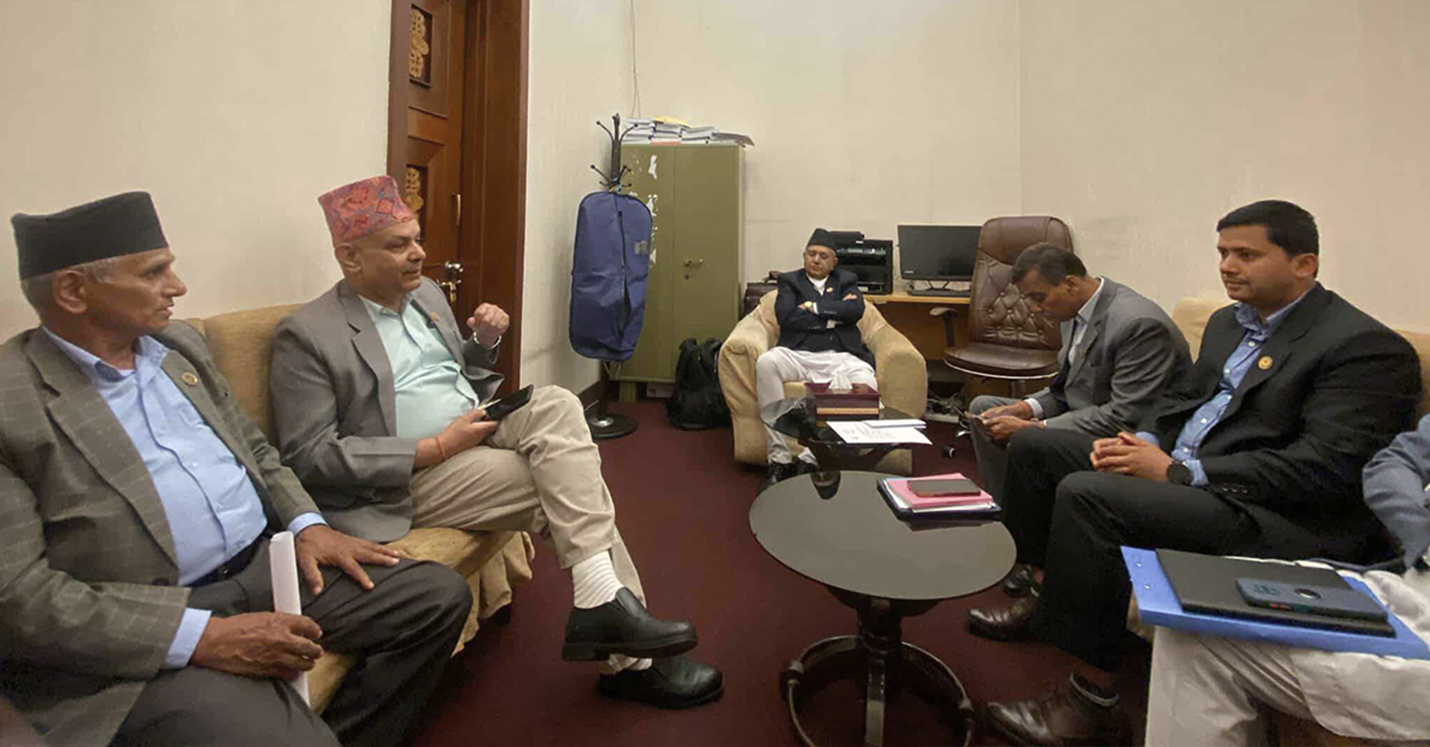 संसदको गतिरोध अन्त्य गर्न एमाले, कांग्रेस र माओवादीका प्रमुख सचेतकसँग सभामुखको छलफल