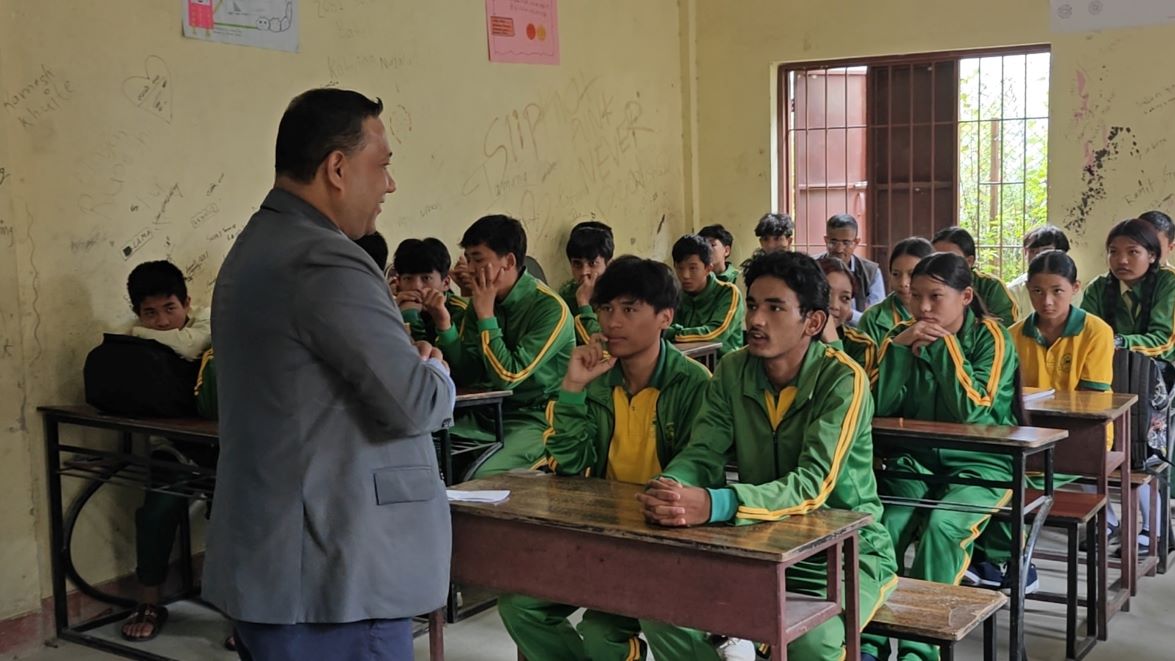कक्षा ९ र १० का विद्यार्थीसँग शासन प्रणालीको अनुभव बाँड्दै पूर्व शिक्षामन्त्री खनाल
