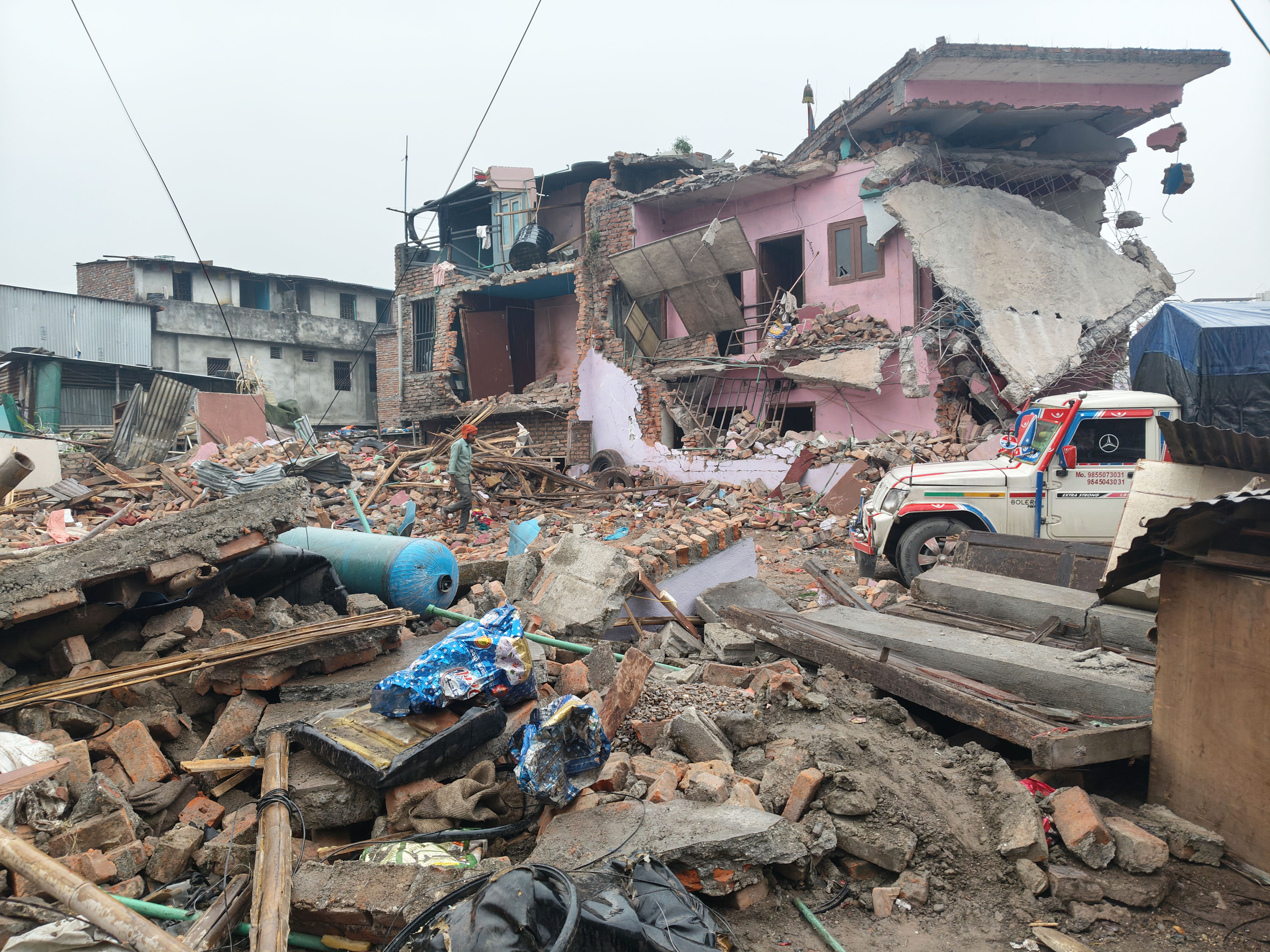 गैरीगाउँ क्षेत्रमा अतिक्रमण गरी निर्माण गरिएका सबै ठूला घर भत्काइयो