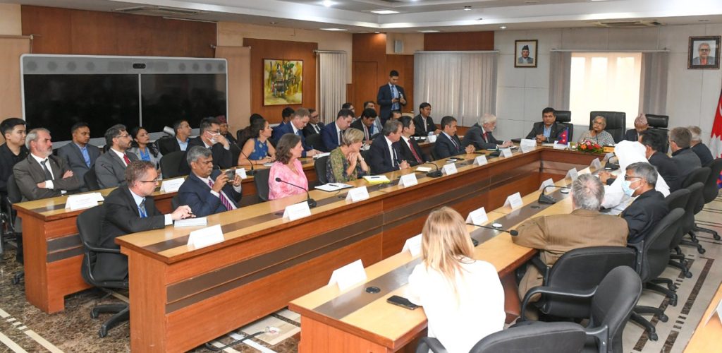 कूटनीतिज्ञसँग प्रधानमन्त्रीले भनिन्ः शान्तिपूर्ण निर्वाचन गराएर सत्ता हस्तान्तरण गर्छु