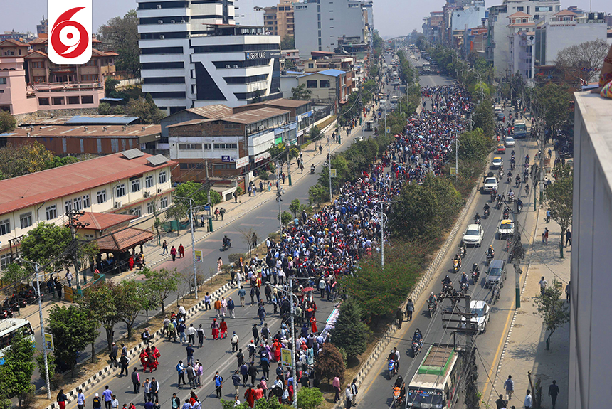 teacher's-protest-4-1743754943.jpg