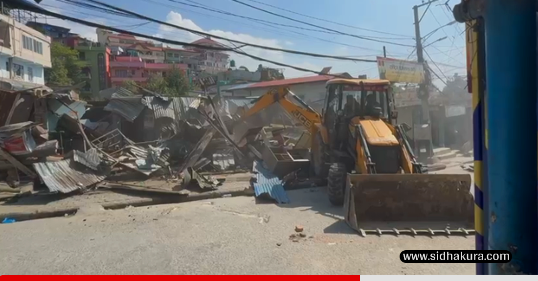 टोखा नगरपालिका–७ दहालगौँडामा सरकारी जग्गा अतिक्रमण गरी बनाइएको संरचनामा डोजर