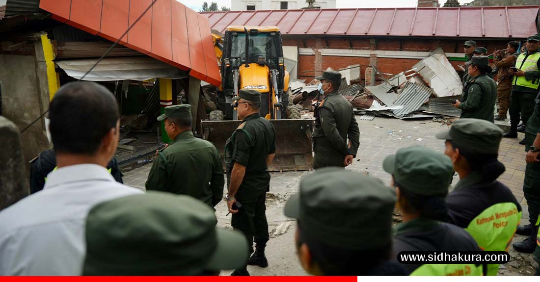 काठमाडौँ महानगरपालिकाले थापाथलीस्थित ट्राफिक प्रहरी प्रभागमा चलायो डोजर(तस्बिरहरु)