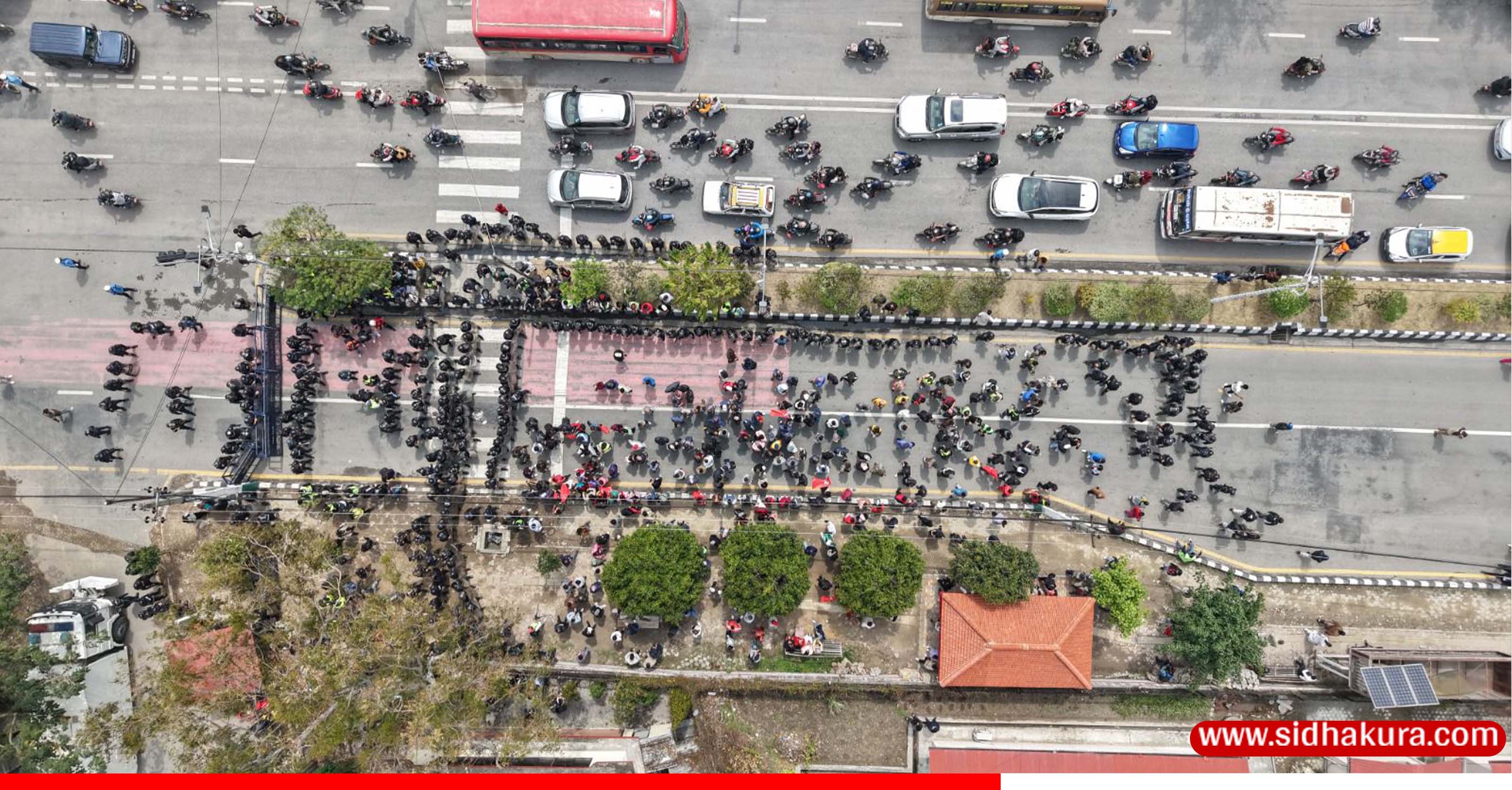 बबरमहल क्षेत्रमा एमालेको प्रदर्शनलाई ड्रोनबाट नियाल्दा (तस्बिरहरु)